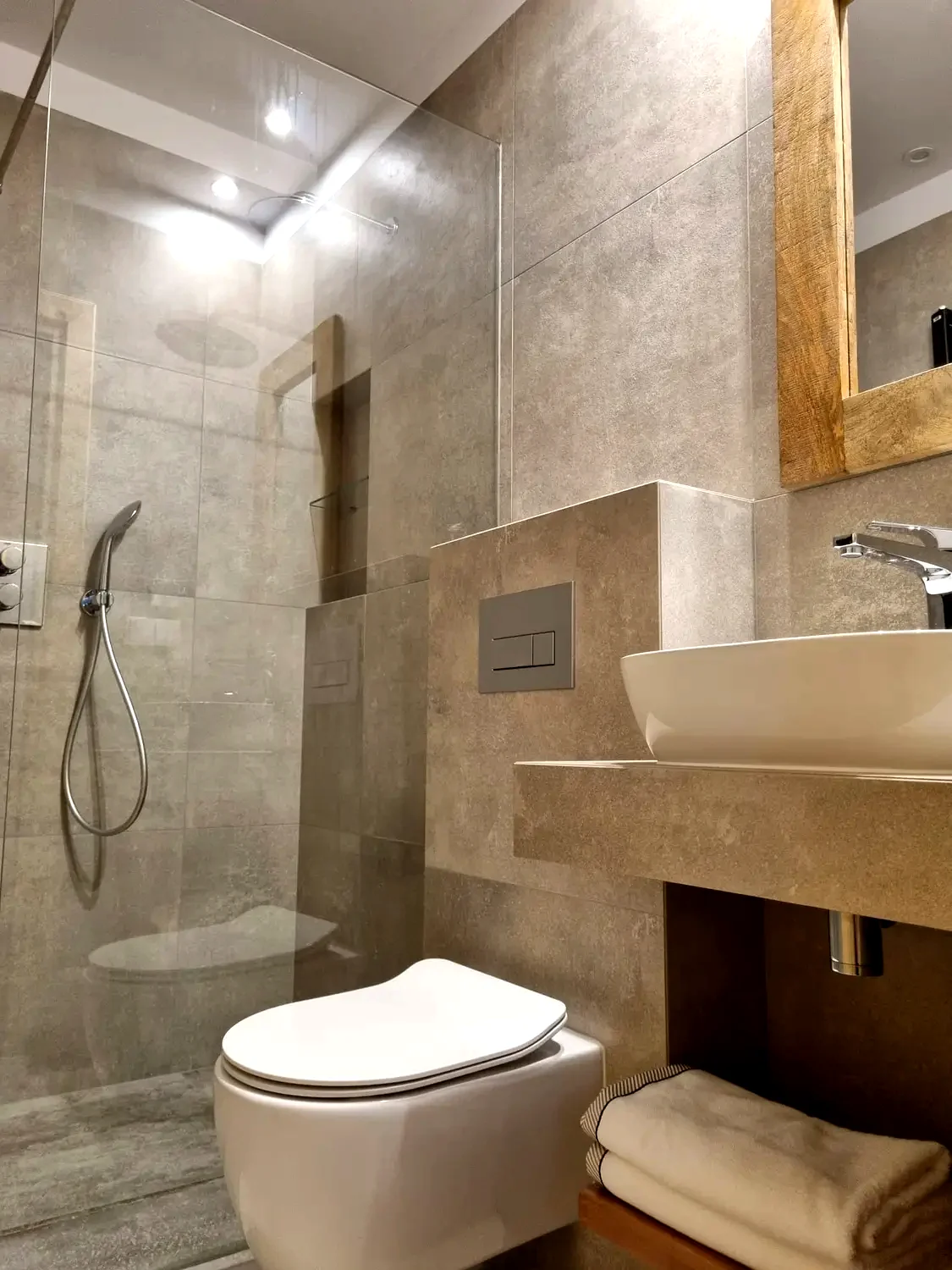 Łazienka Apartamentu 1 z kabiną prysznicową