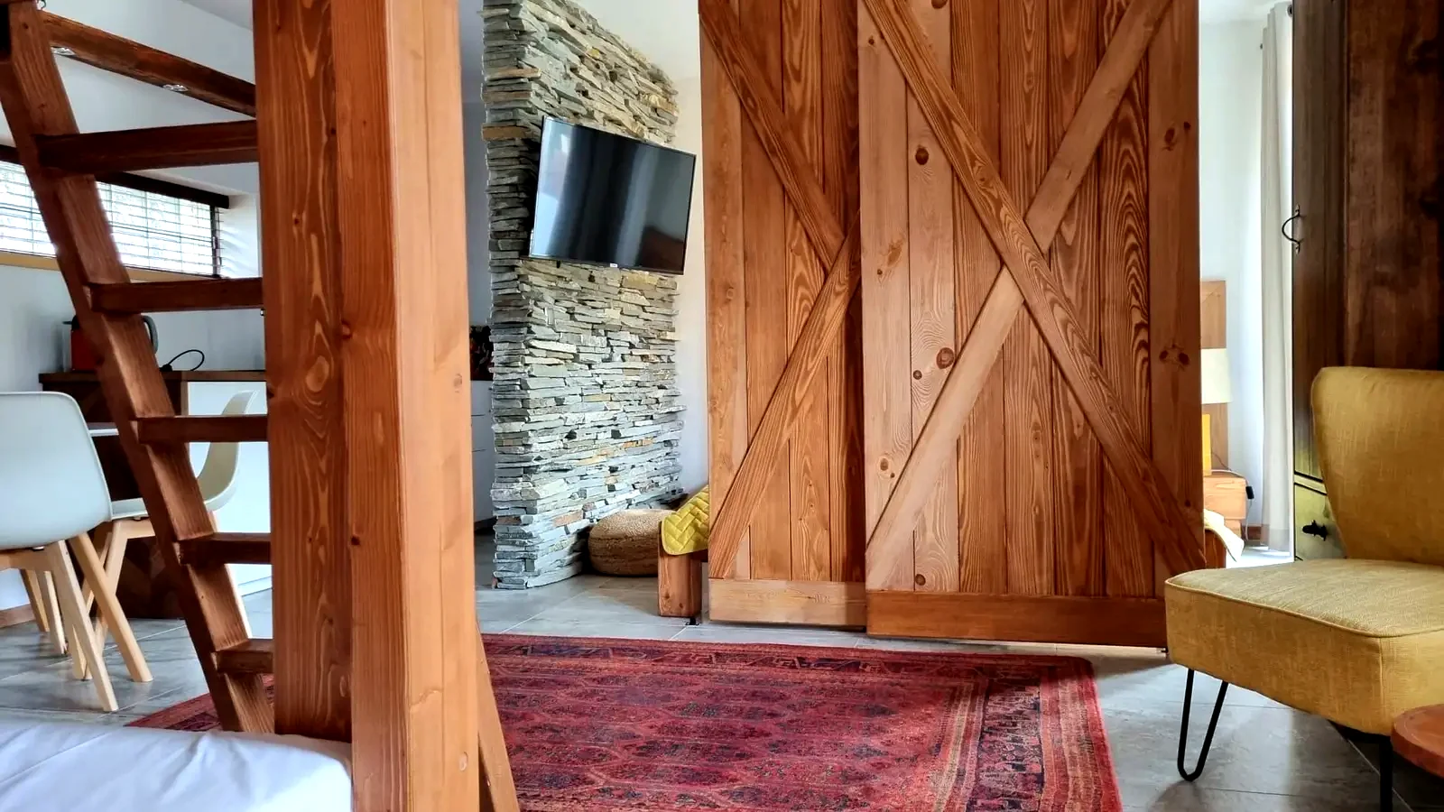 Strefa dzienna Apartamentu 1 z kamieniem i naturalnym drewnem
