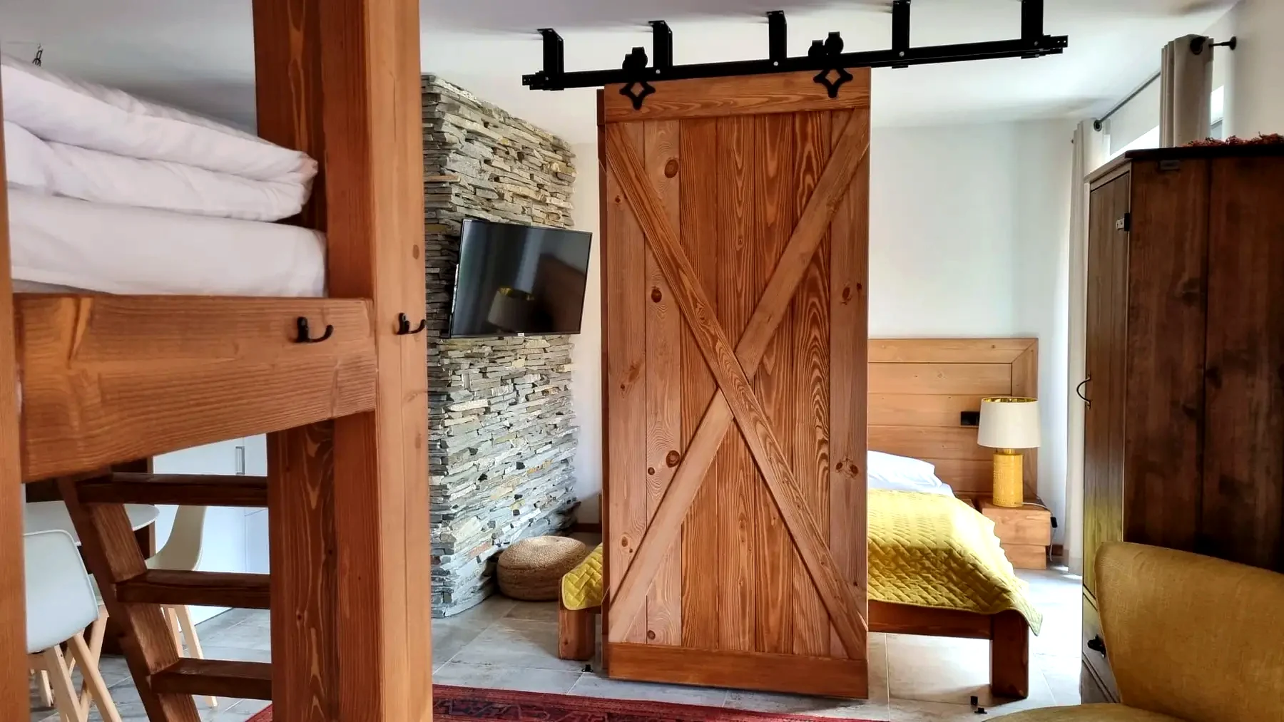Wnętrze Apartamentu 1 z drewnem i kamieniem
