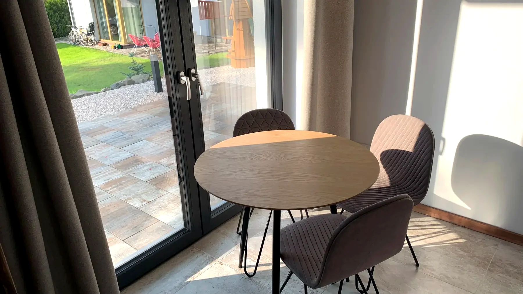 Jadalnia Apartamentu 2 przy wyjściu na zewnątrz
