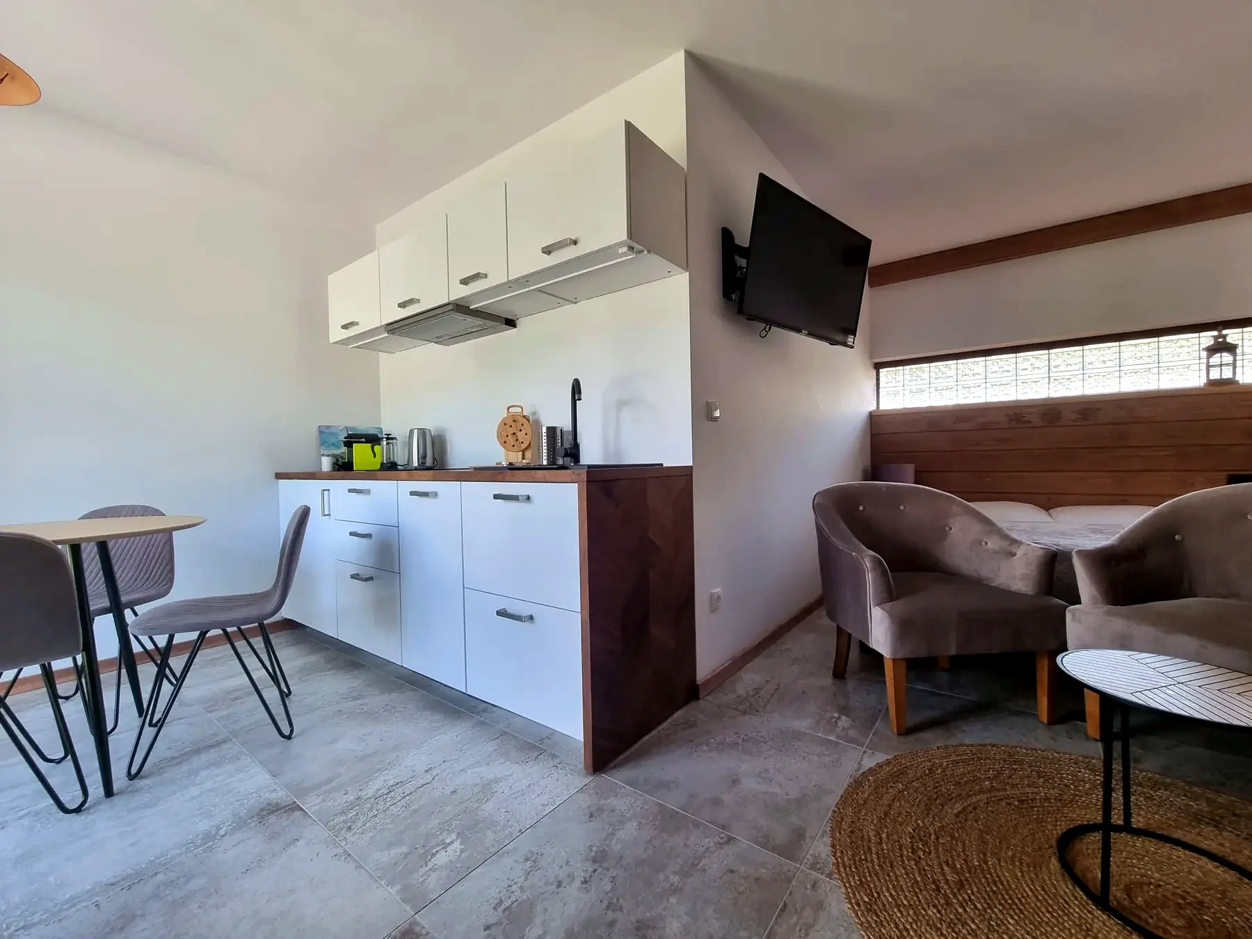 Jasne wnętrze Apartamentu 2 z aneksem kuchennym i strefą wypoczynku
