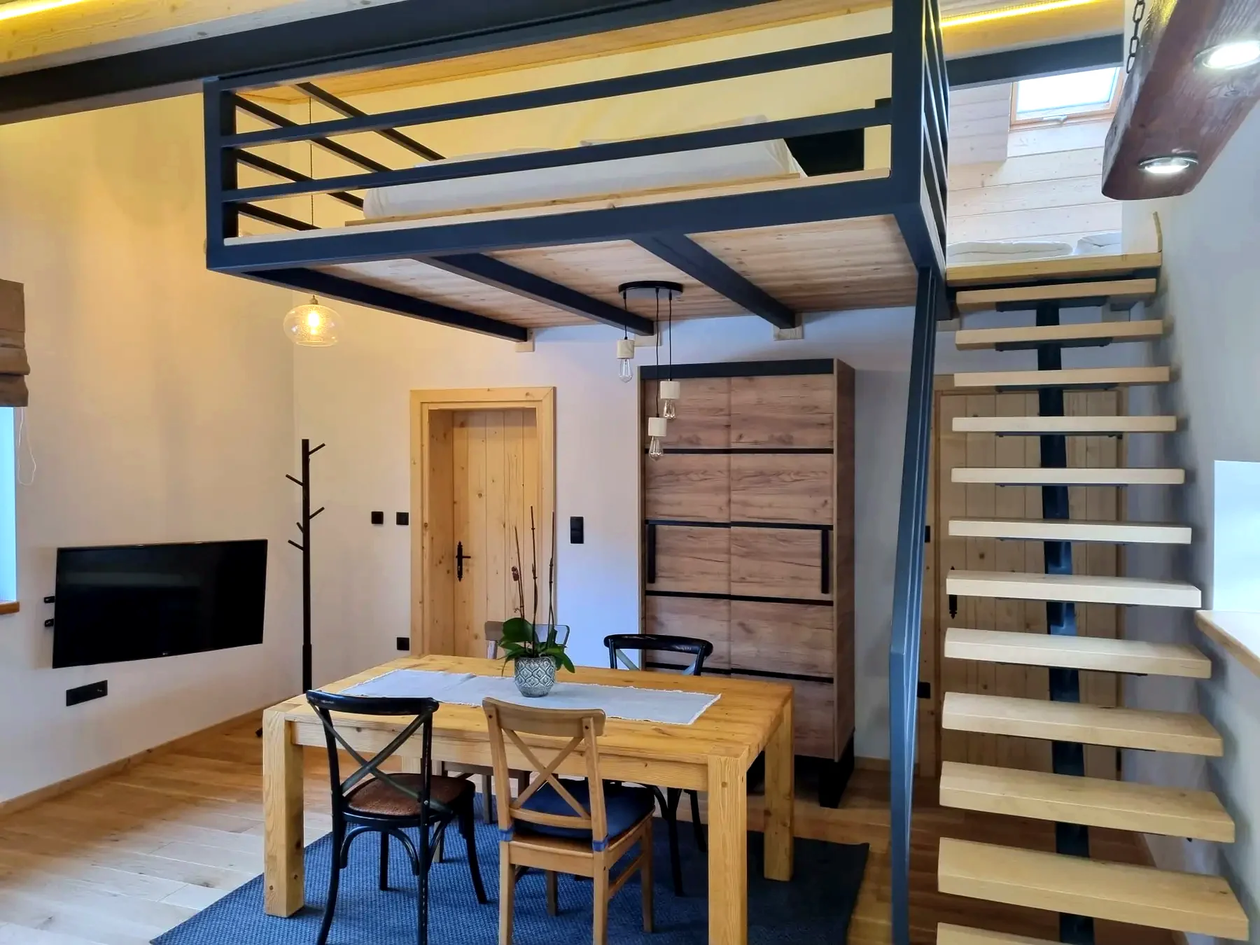 Jadalnia i schody prowadzące na antresolę w Apartamencie 3