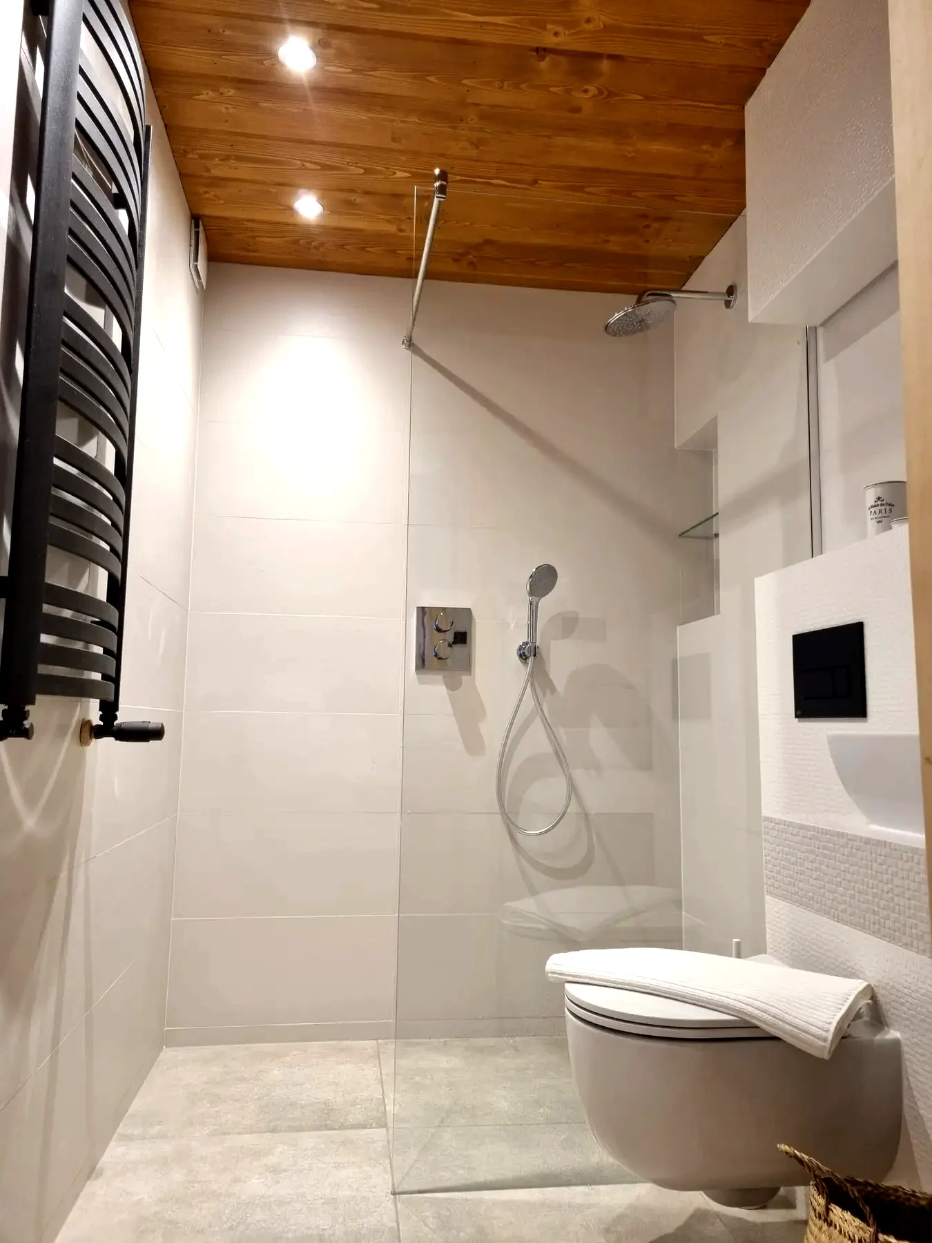 Jasna łazienka Apartamentu 3 z prysznicem