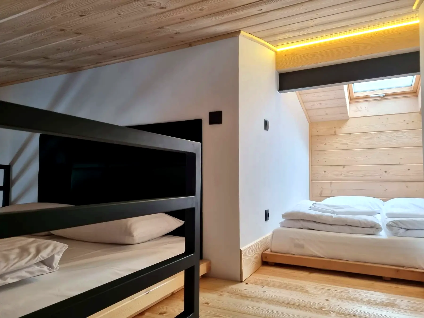 Miejsca do spania na dwóch poziomach Apartamentu 3