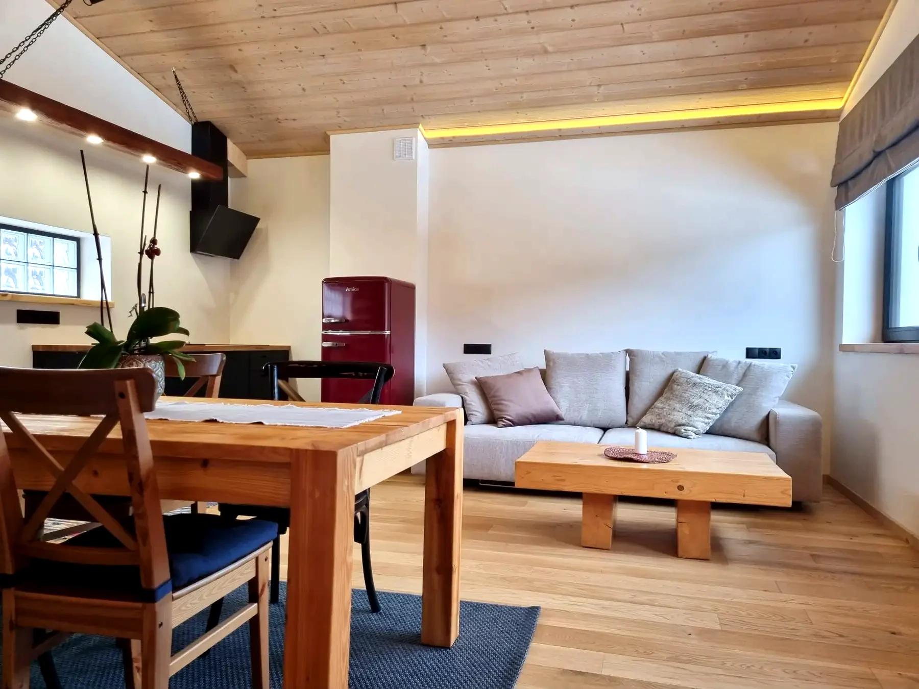 Salon Apartamentu 3 z jasną sofą i drewnianym stolikiem