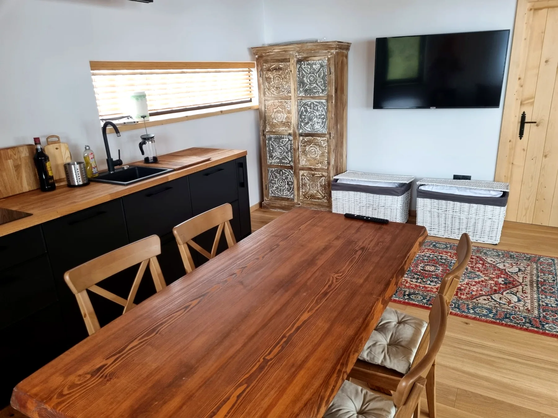 Jadalnia oraz wyposażony aneks kuchenny Apartamentu 4