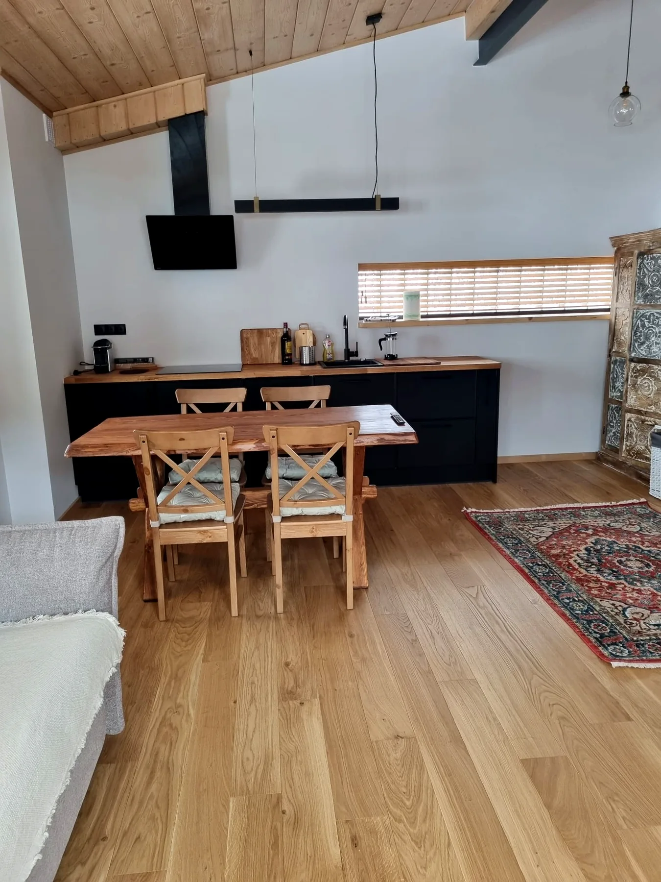 Czarny aneks kuchenny i drewniany stół w Apartamencie 4