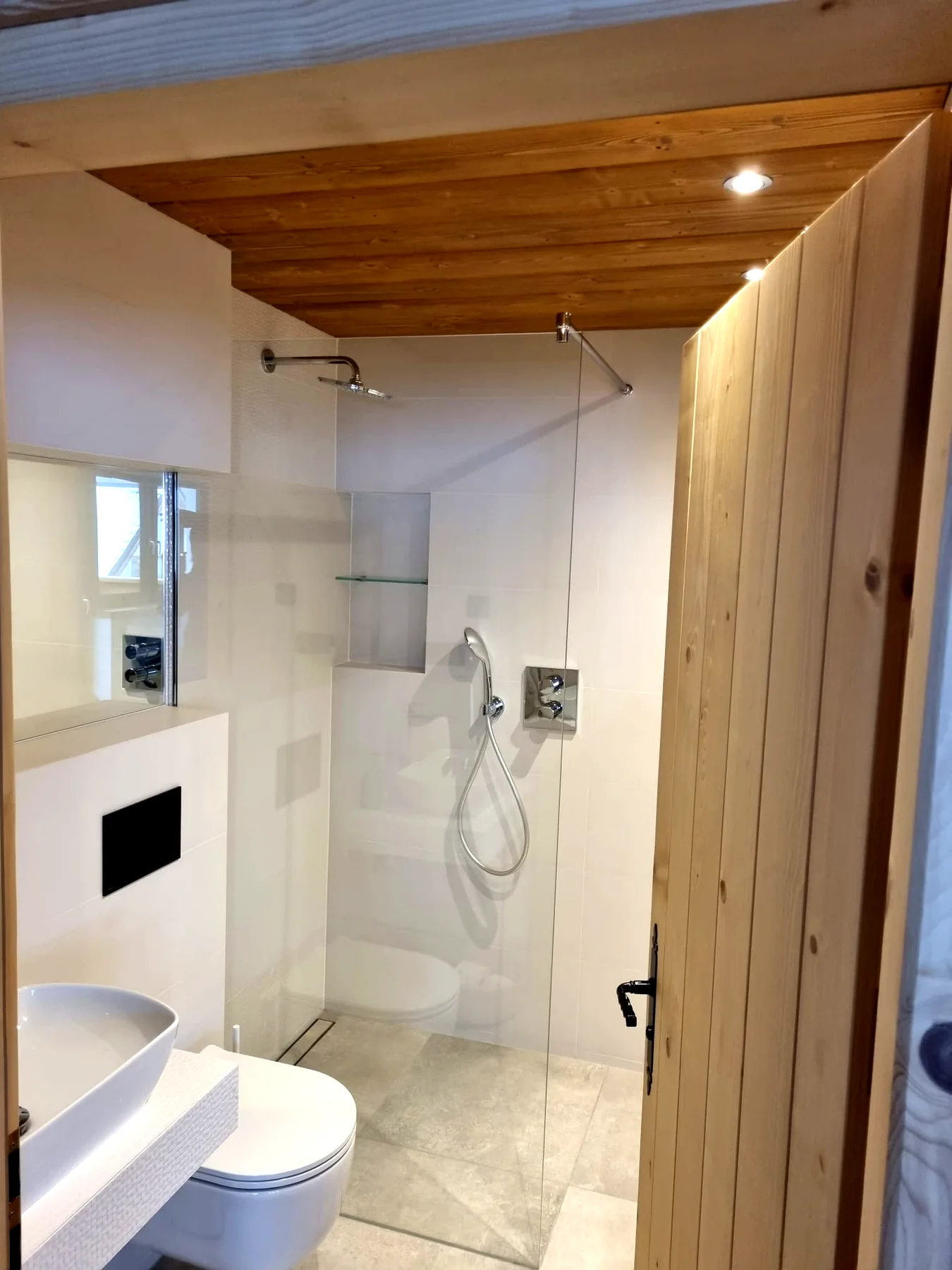 Jasna łazienka Apartamentu 4 z prysznicem