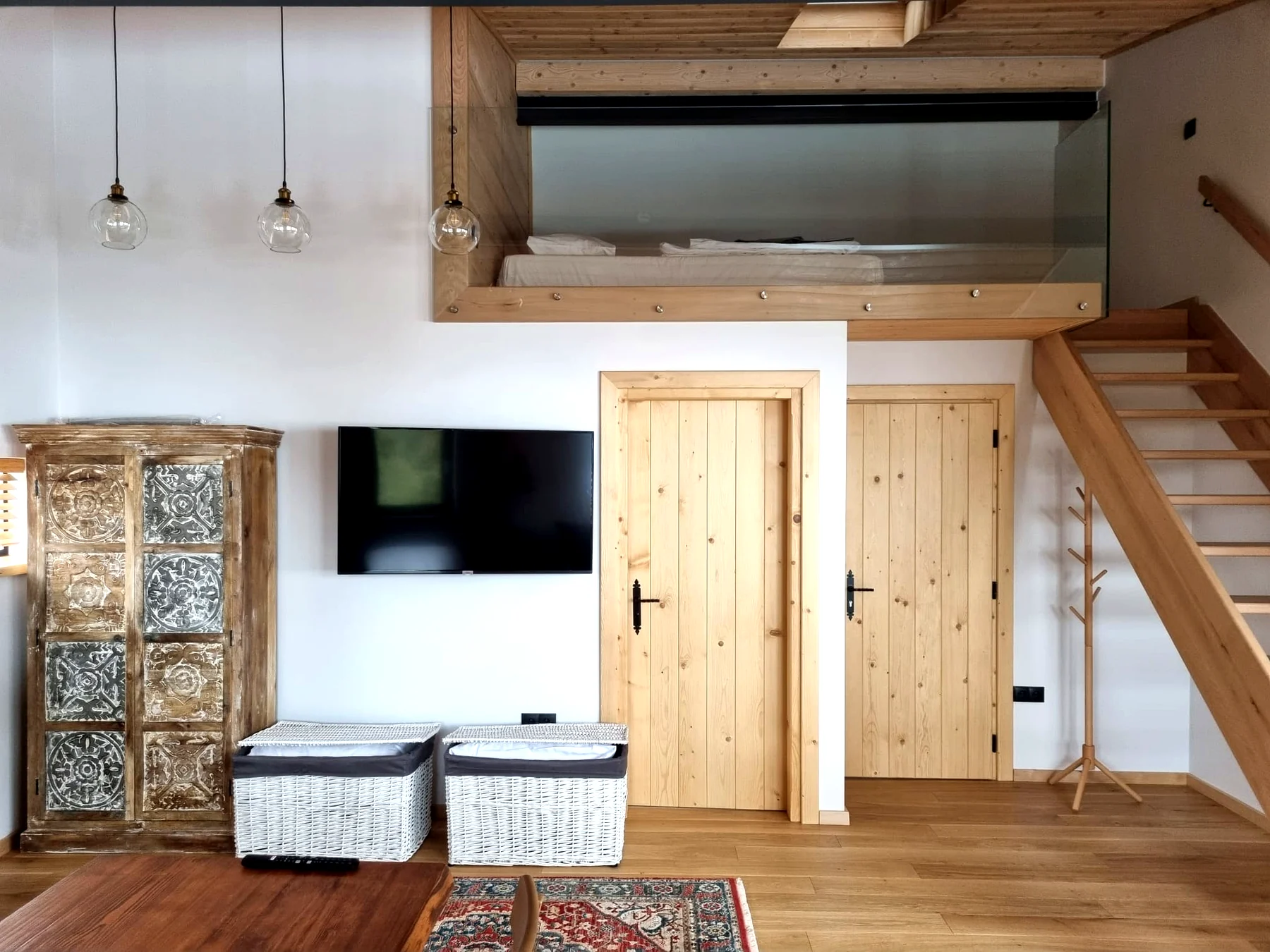 Drewniane schody prowadzące na antresolę Apartamentu 4