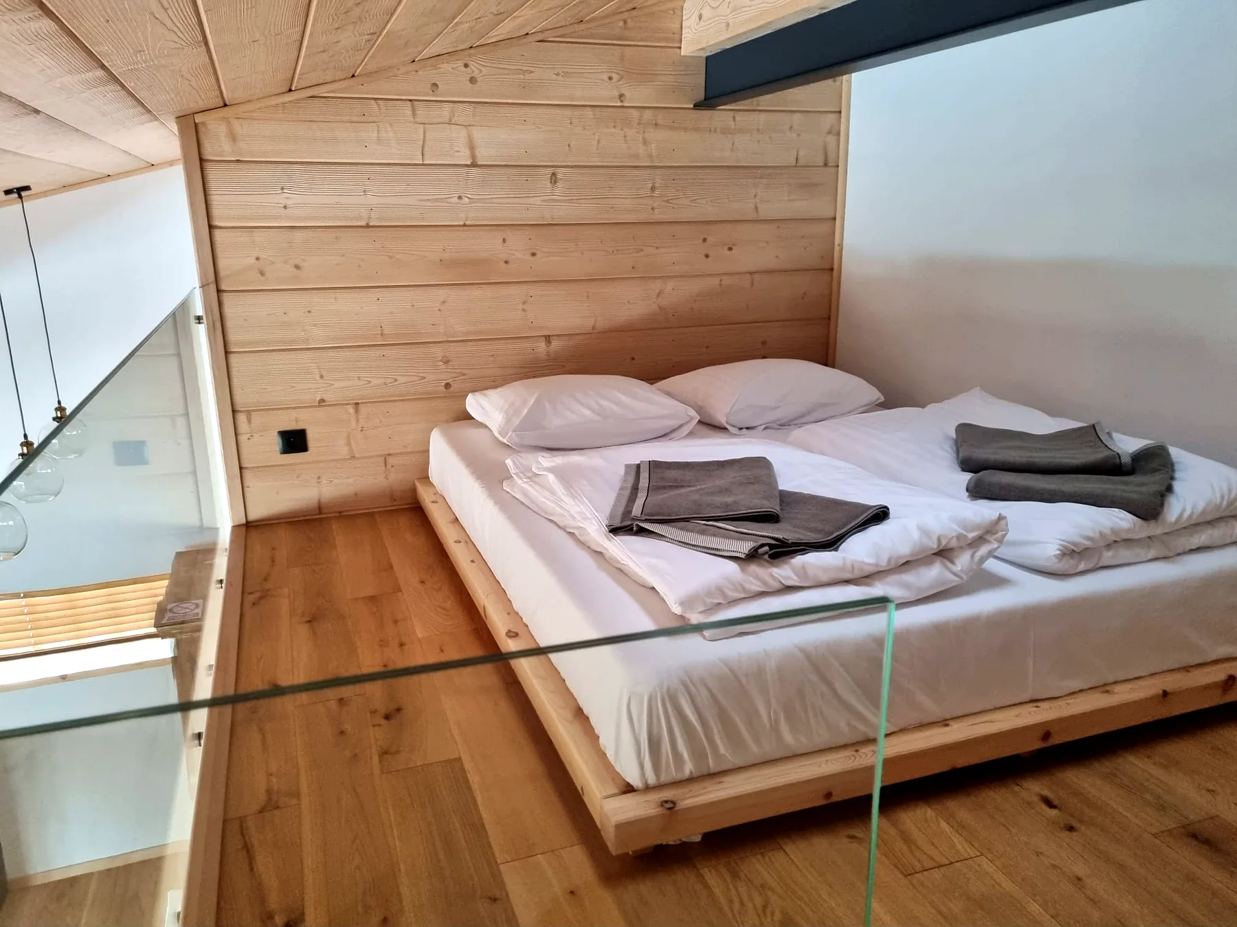 Podwójne łóżko na antresoli Apartamentu 4