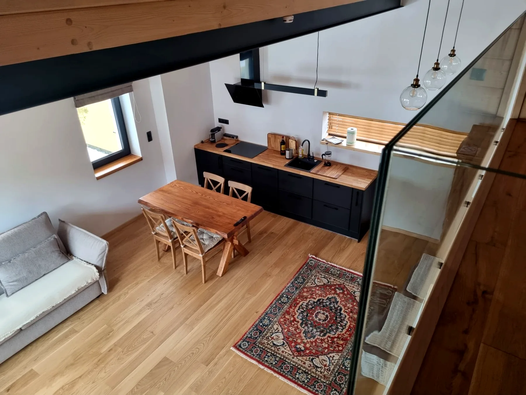 Widok z antresoli na kuchnię i strefę dzienną Apartamentu 4