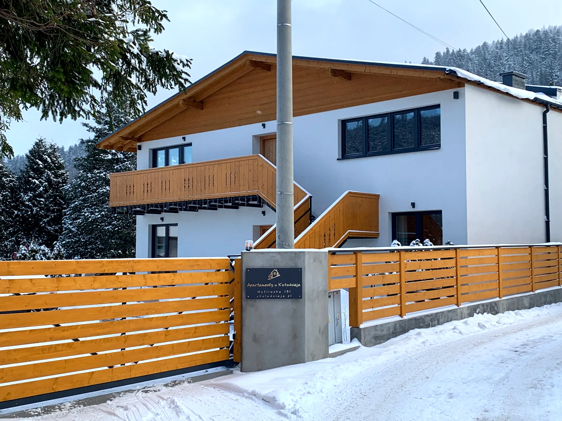 Apartamenty U Kołodzieja zimą w świetle dnia