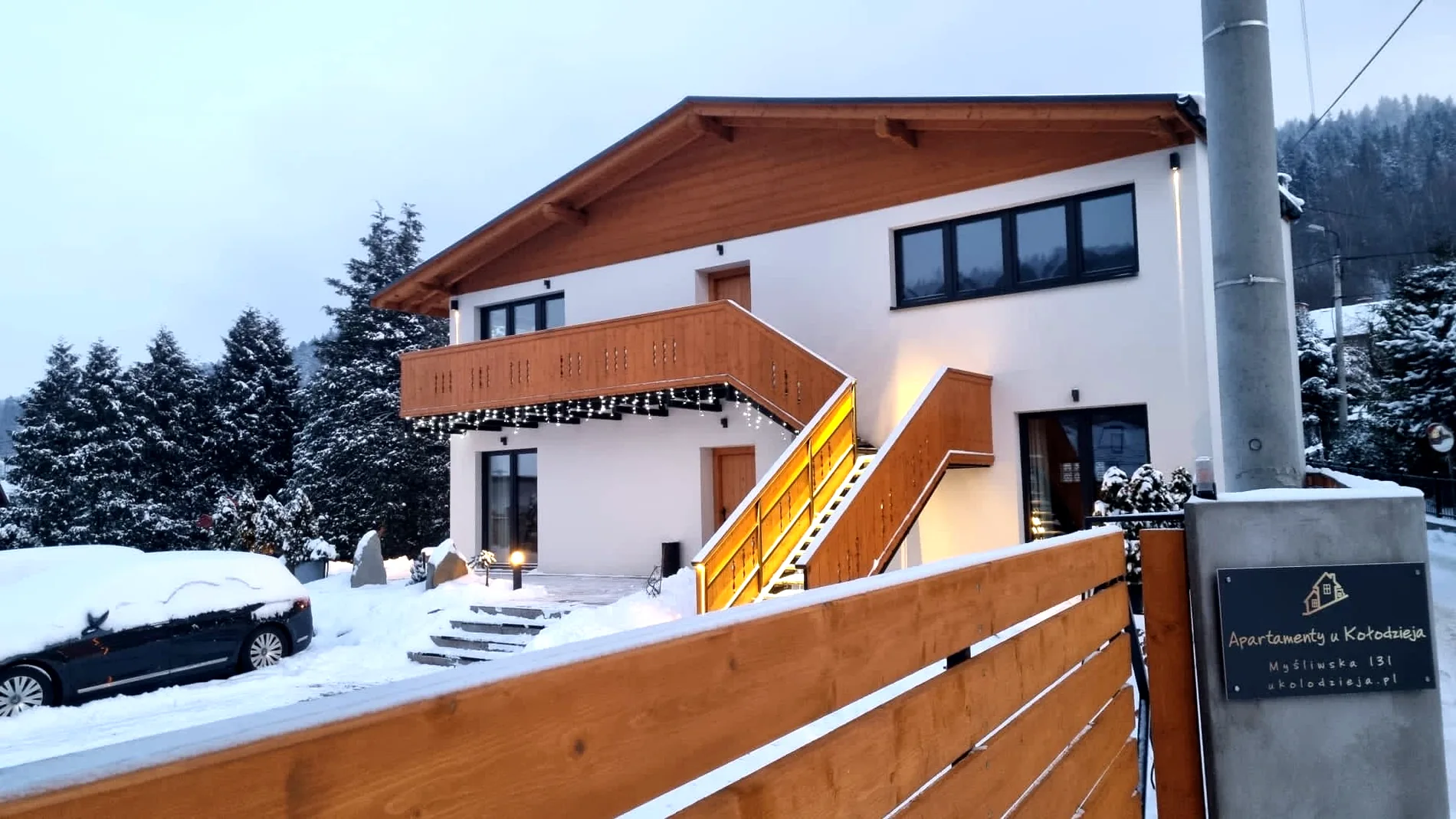 Wejście do apartamentów o zimowym zmierzchu